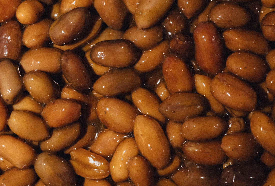 Gekochte Erdnüsse mit Knoblauch und Chili
