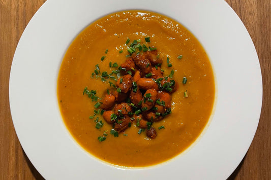 Kürbis-Karotten-Ingwer-Suppe mit Boiled Peanuts Spicy