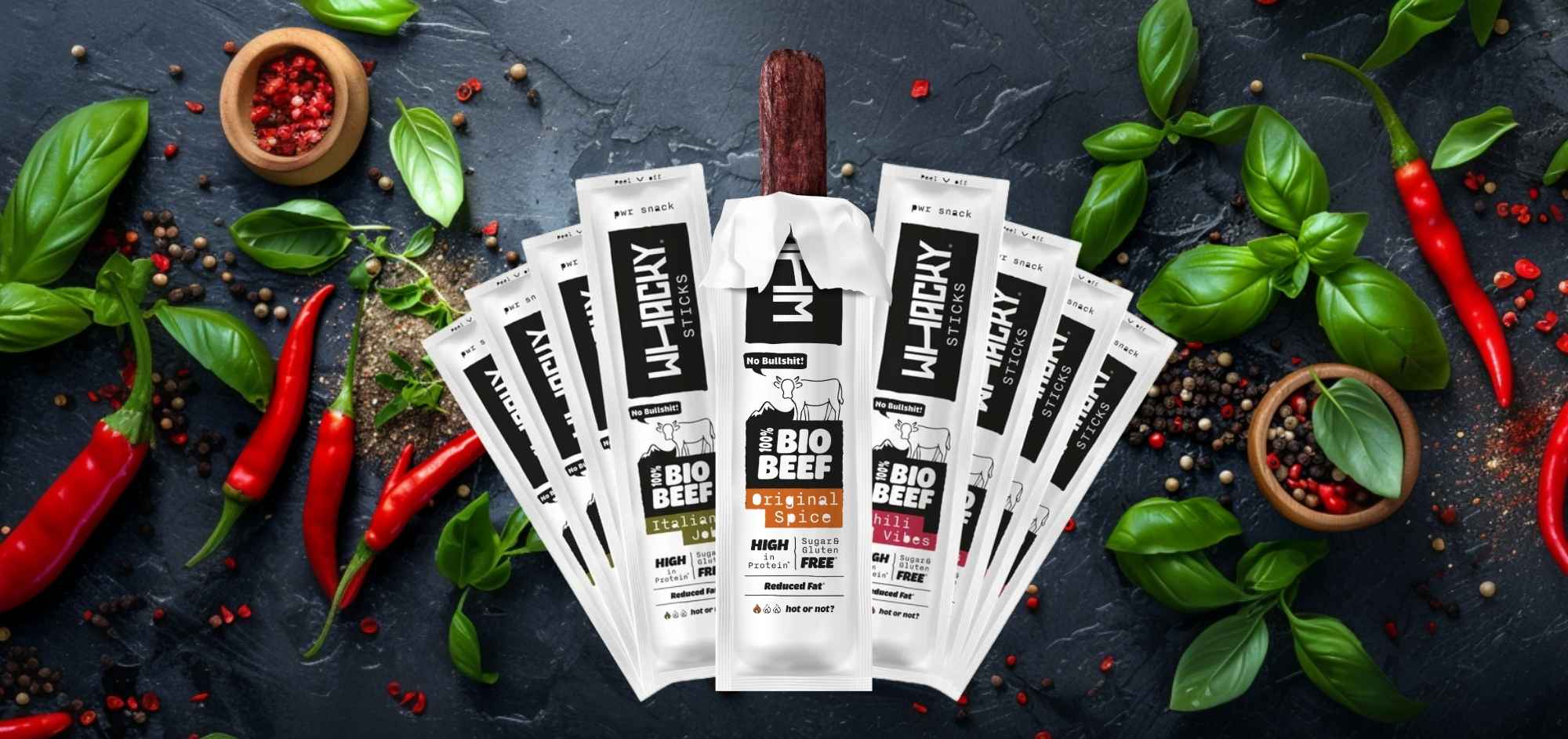 whacky Bio Beef Sticks Original Spice, Italian job und Chili Vices Fächer mit Hintergrund Kräuter